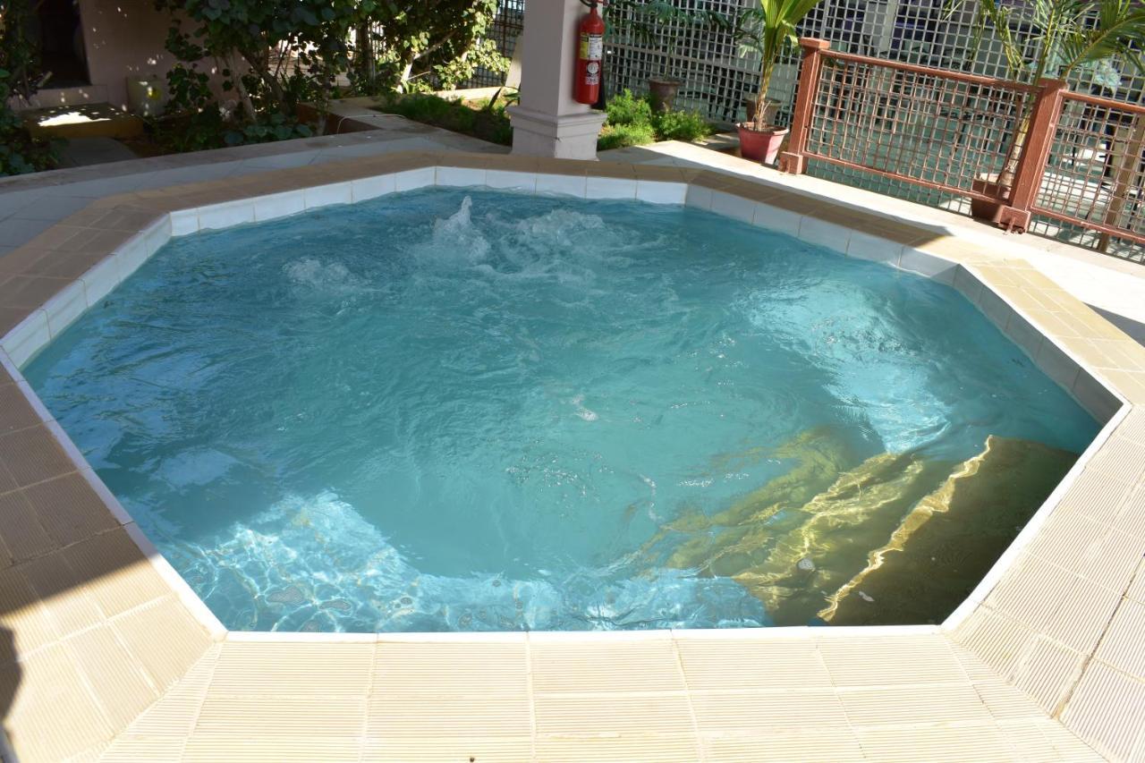 Ramada Plaza By Wyndham Karachi Airport Hotel Exterior foto A swimming pool