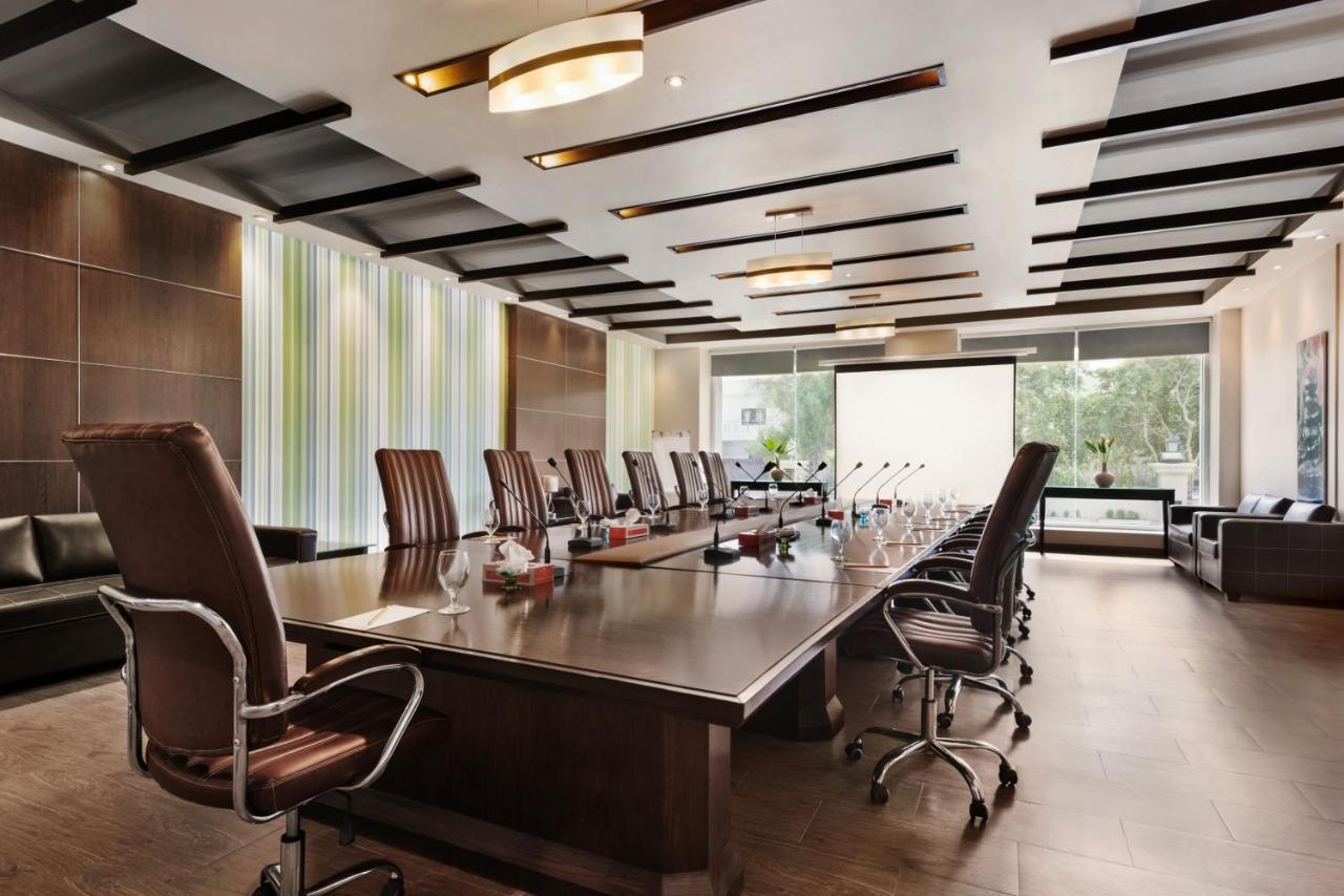 Ramada Plaza By Wyndham Karachi Airport Hotel Exterior foto Boardroom at the hotel