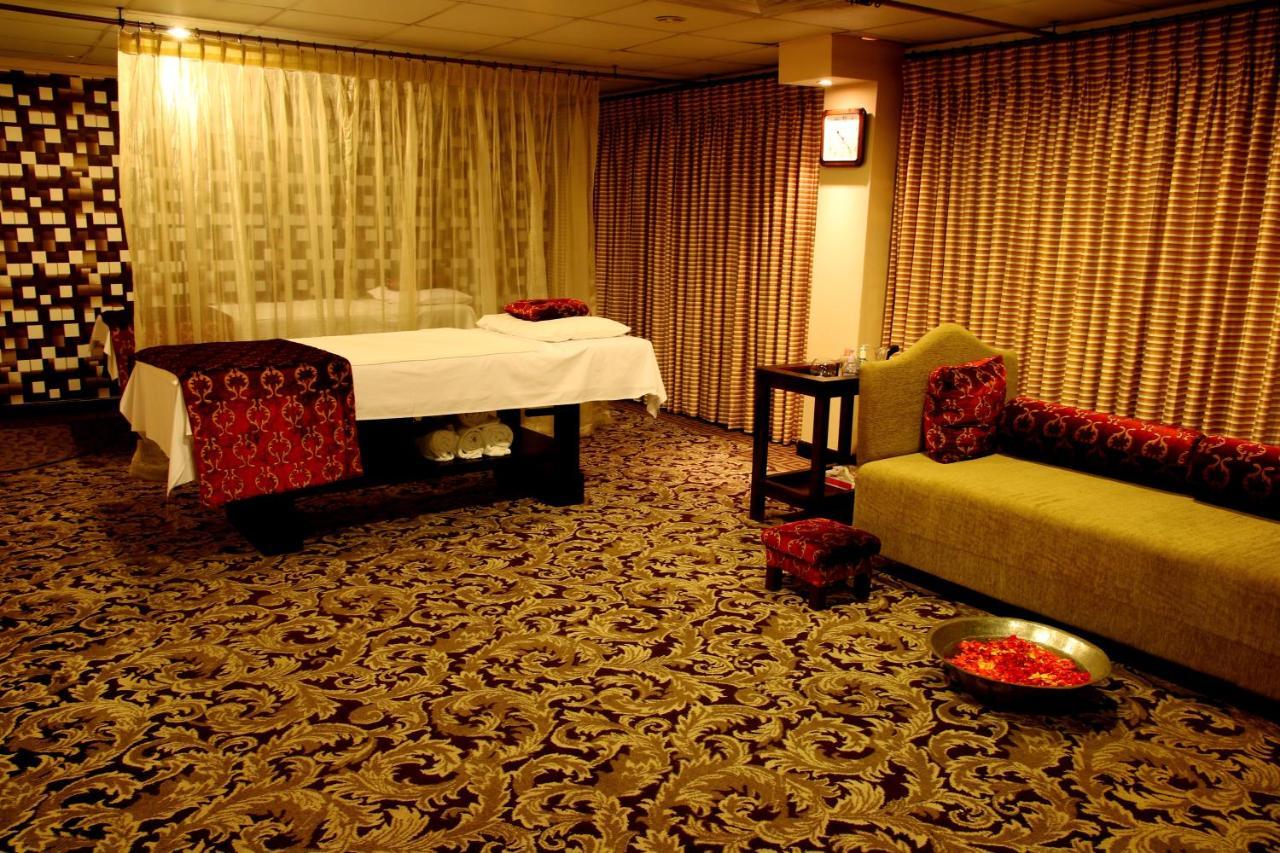 Ramada Plaza By Wyndham Karachi Airport Hotel Exterior foto A spa treatment room