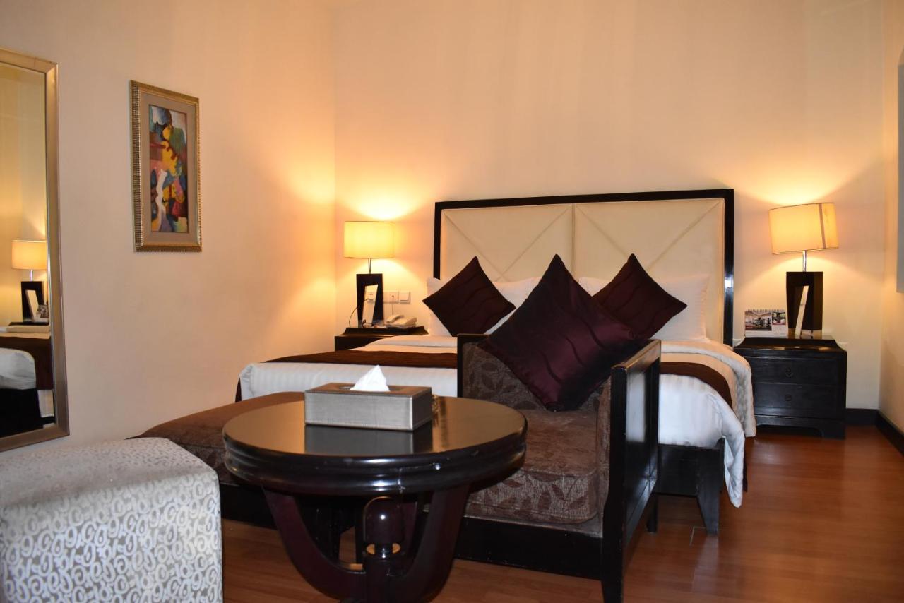 Ramada Plaza By Wyndham Karachi Airport Hotel Exterior foto A bedroom at the Taj Bengal