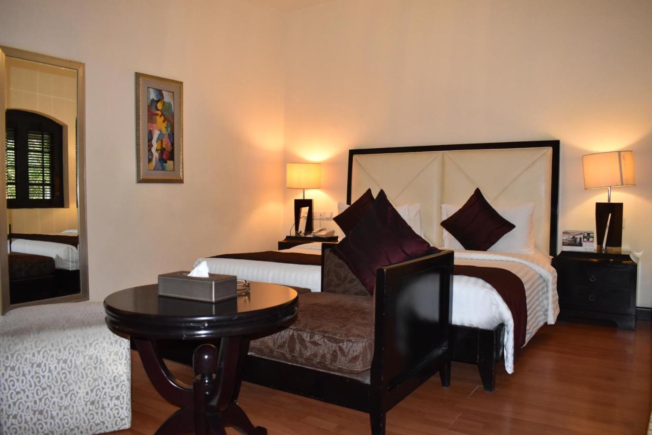 Ramada Plaza By Wyndham Karachi Airport Hotel Exterior foto A bedroom at the hotel