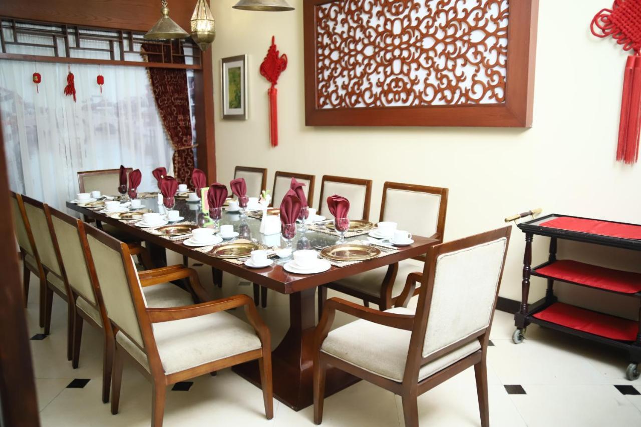 Ramada Plaza By Wyndham Karachi Airport Hotel Exterior foto A dining room in a house in Malaysia
